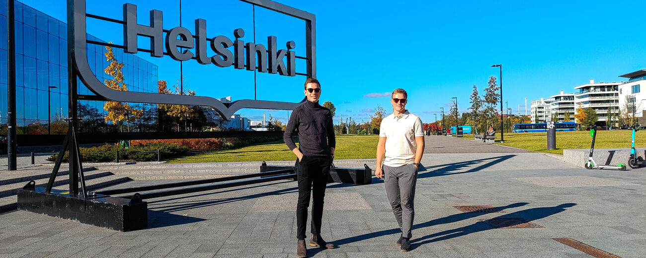 ISE students Even and Stian standing in front of Helsinki Sign