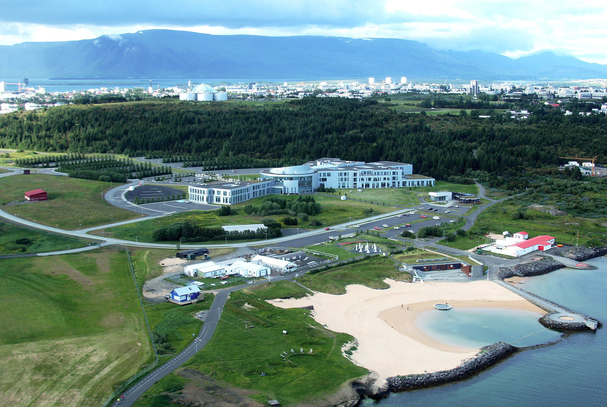 Horft yfir Háskólann í Reykjavík og Nauthólsvík