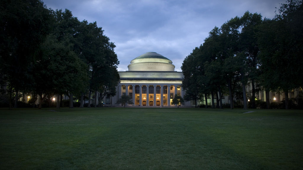 Háskólabygging MIT í ljósaskiptunum