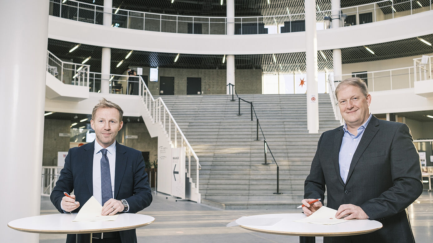 Benedikt Gíslason bankastjóri Arion banka og Ari Kristinn Jónsson, rektor HR, við undirritun samstarfssamnings vegna Forsetalista HR.