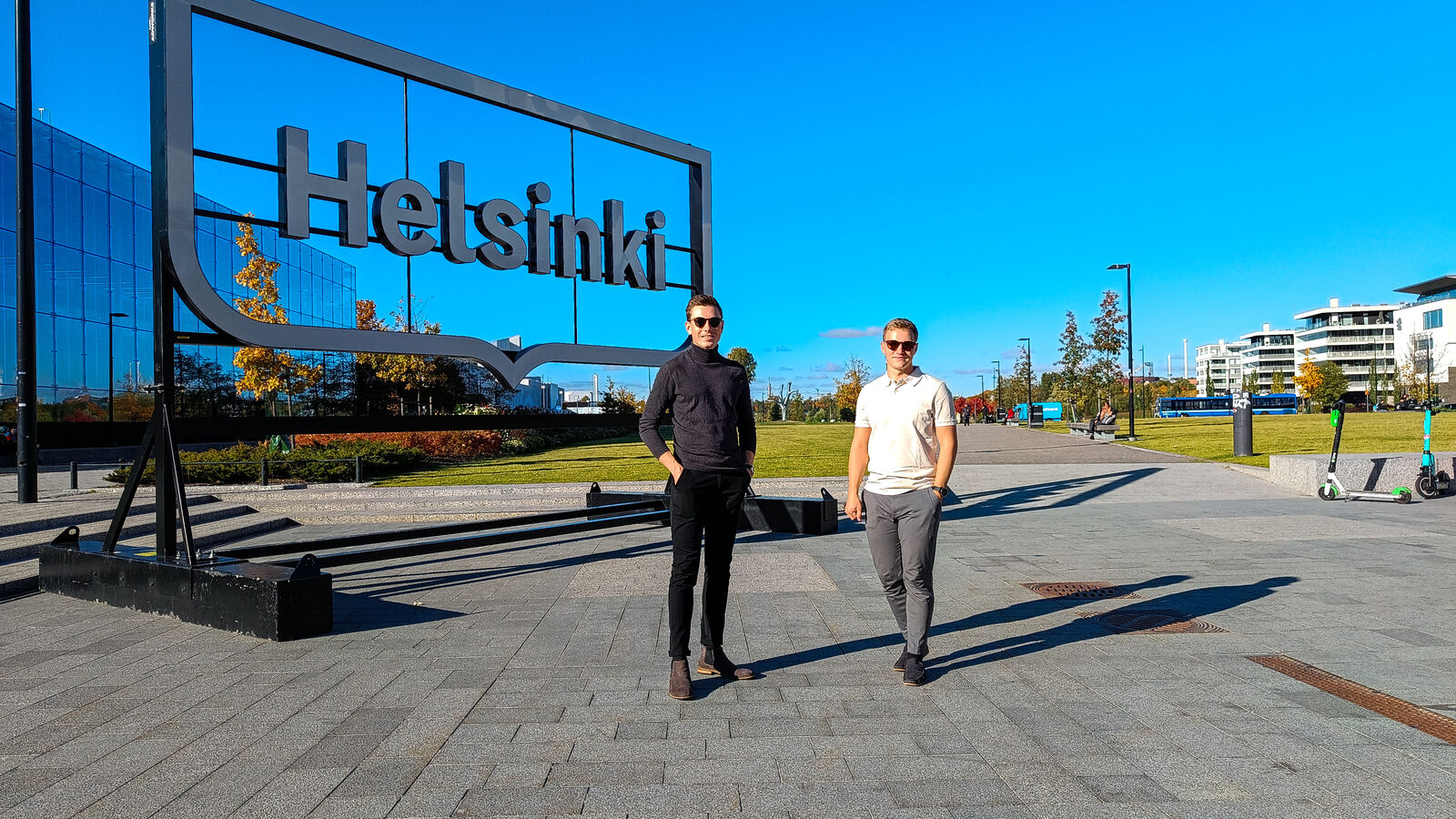 ISE students Even and Stian standing in front of Helsinki Sign